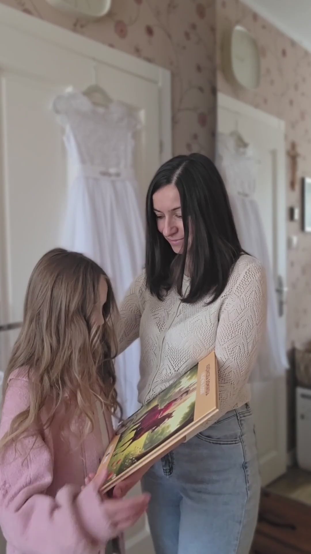Załaduj wideo: Rodziny i dzieci oglądają personalizowaną książkę Bajka O Mnie.